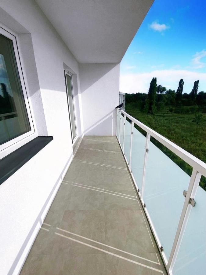 Elegant 1-Bedroom Flat With Balcony Near Wrocław Eksteriør billede